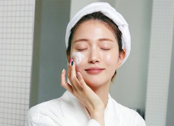 Dưỡng Ẩm Đều Đặn Quan Trọng Trong Chăm Sóc Da Mặt Hàng Ngày