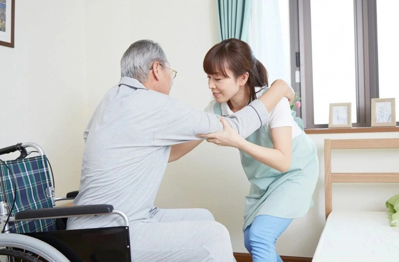 Dịch vụ giúp việc chăm người già ngày càng được nhiều gia đình tin tưởng lựa chọn